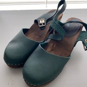 Lotta Clogs - low wood in dark green on brown base